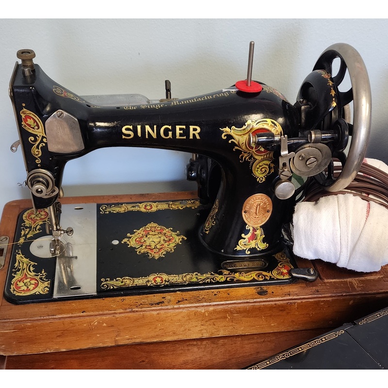 Refurbished Sewing Machine - Singer 128 "La Vincedora" (1919)  Vintage Beauty in Awesome Condition